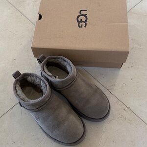 UGG Classic Ultra Mini Boot Women’s Size 7